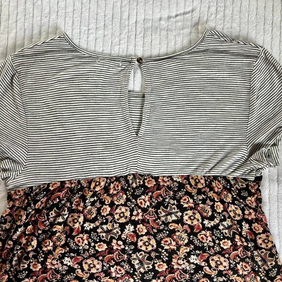 Women's Size M Multi Color Floral Short Sleeve Pullover - Picture 10 of 10